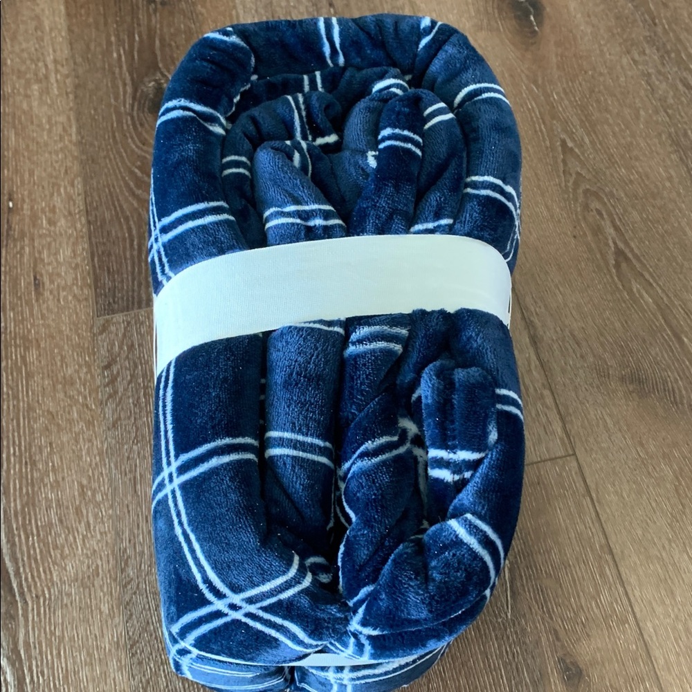 The Big One Super Soft Plush Blanket - King Size - Blue and White. New! - Picture 2 of 4